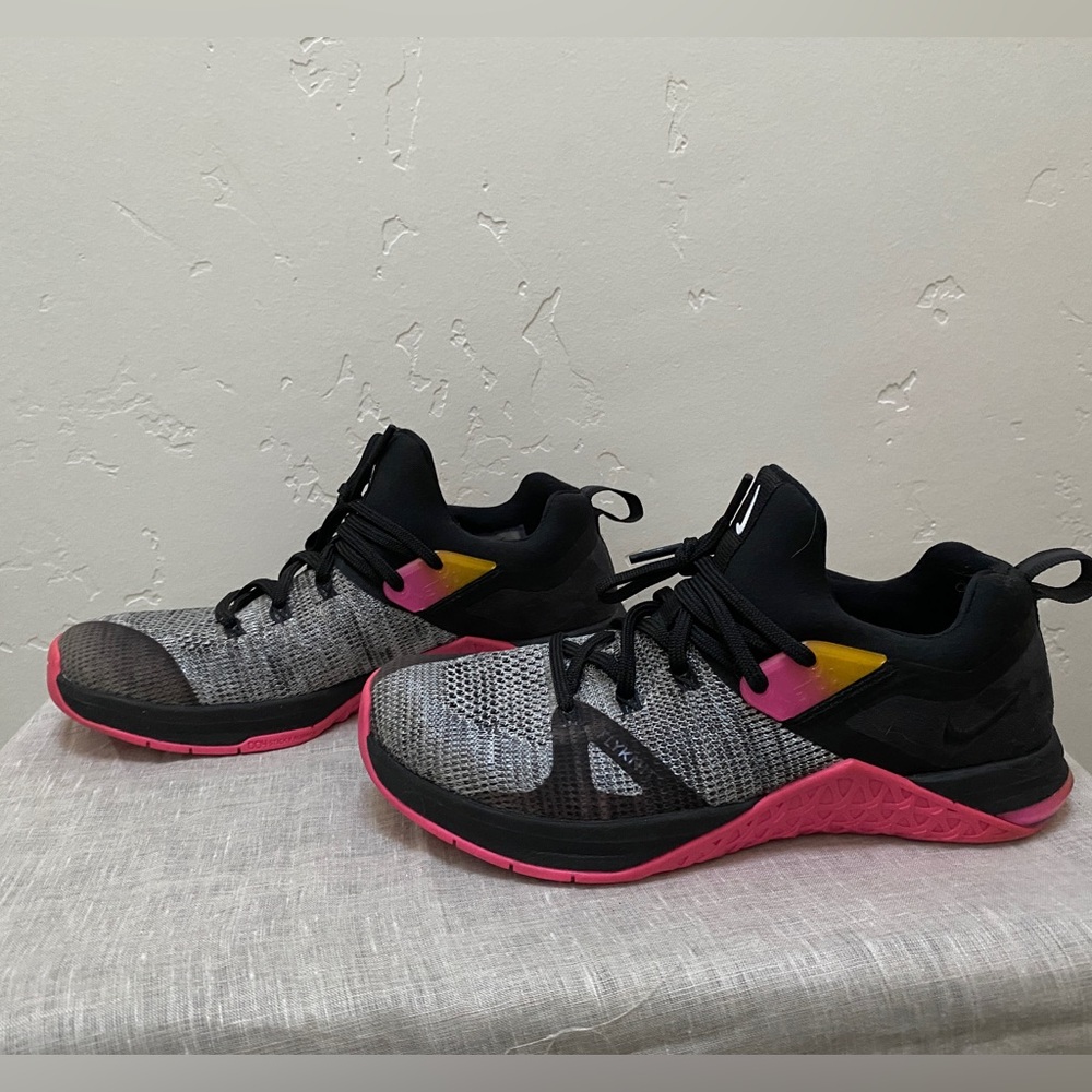 Nike pink black training athlete sneaker shoes fits like 6.5